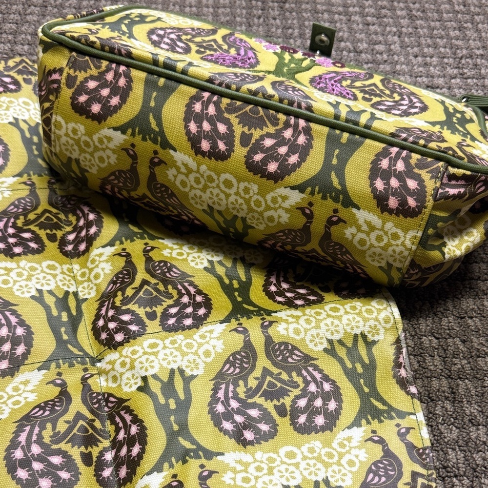 Petunia Pickle Bottom Peacock Print Travel Diaper Clutch w/Changing Pad - Picture 6 of 7